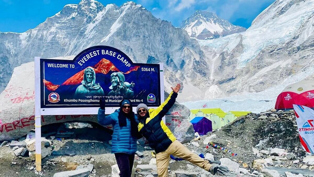 Everest Base Camp Trek – Nepalese couple enjoying an adventurous Himalayan journey with breathtaking snow-covered peaks.