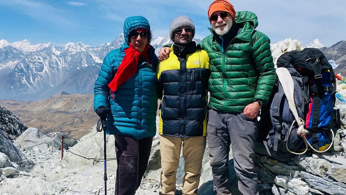 Trekking at Cho La Pass – High-altitude Himalayan pass connecting Gokyo Valley and Everest Base Camp, offering panoramic views of glaciers, peaks, and adventure trails, Guided by experienced Sherpa guides in Nepal.